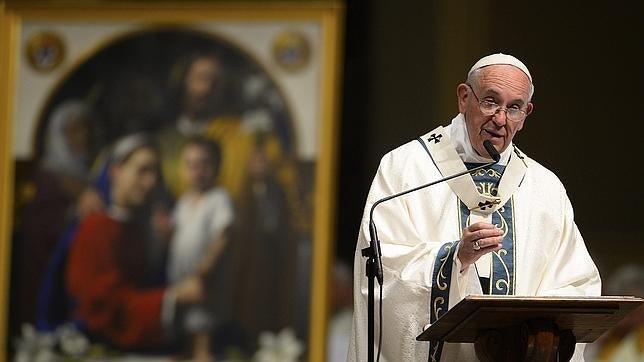 El Papa saluda uno por uno a un centenar de presos en la cárcel de Filadelfia