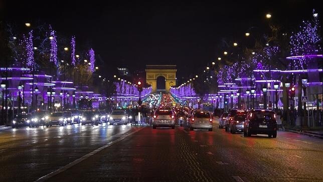 Decenas de coches se agolpan a los pies del Arco del Triunfo parisino