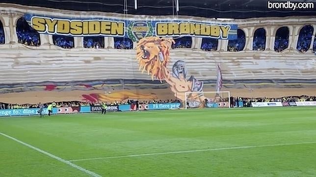 La afición del Brondby sorprende con un espectacular tifo