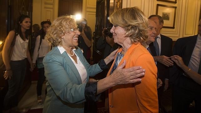 Magdalenas y libros liberales en un encuentro entre Carmena y Aguirre