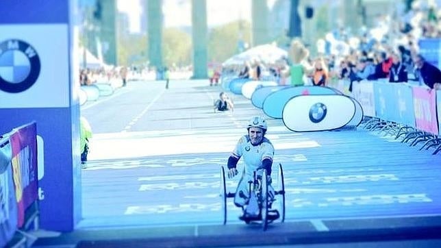 Alex Zanardi termina la maratón de Berlín impulsando la rueda con sus manos