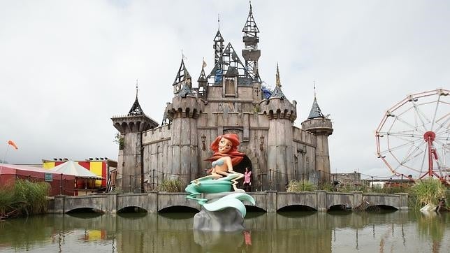 Banksy construirá refugios para inmigrantes con material de Dismaland