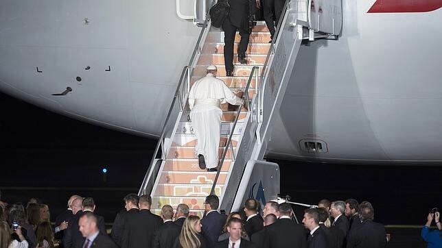 El Papa Francisco, subiendo al avión en Filadelfia