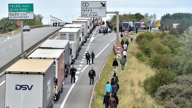 Muere un inmigrante en Calais dentro de un camión con destino al Reino Unido