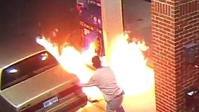Un hombre incendia una gasolinera intentando matar a una araña con un mechero