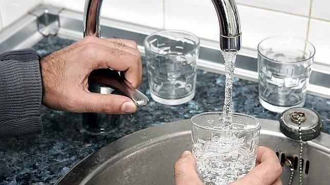 Expertos desmienten el mito de los ocho vasos de agua diaria