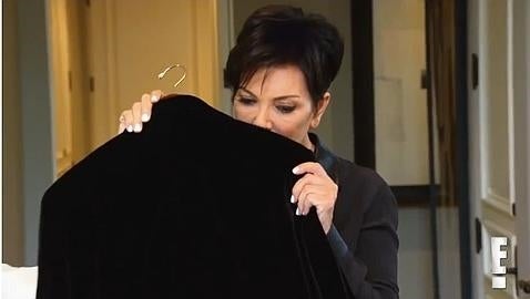 Kris Jenner rompe a llorar mientras ordena la ropa masculina de Caitlyn