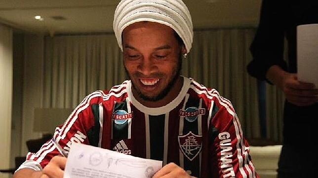 Ronaldinho, en el momento de la firma de su contrato con el Fluminense