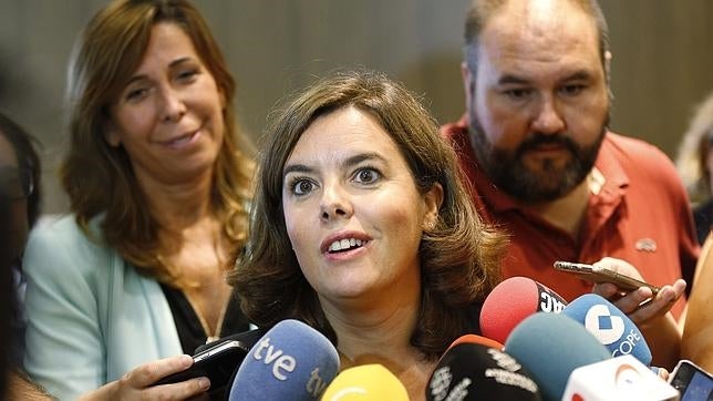 Sáenz de Santamaría responde a Aznar: «Es momento de trabajar y construir»