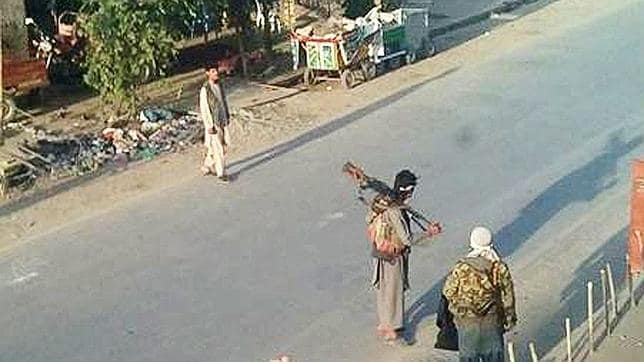 Rebeldes talibán, en una calle de Kunduz, tras la toma de esta ciudad