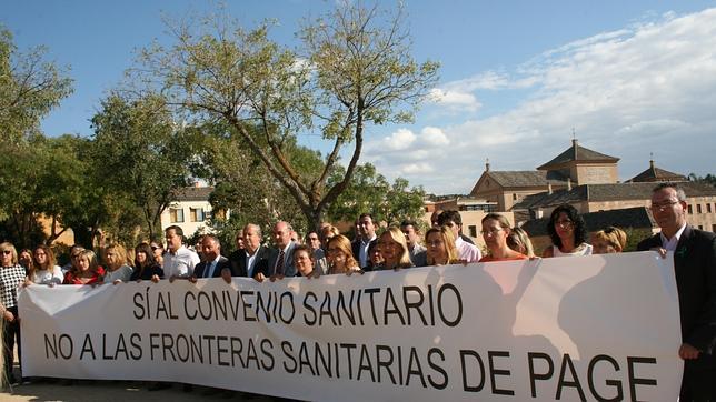 Los alcaldes de los municipios de Toledo y Guadalajara afectados acudieron ayer a las Cortes regionales