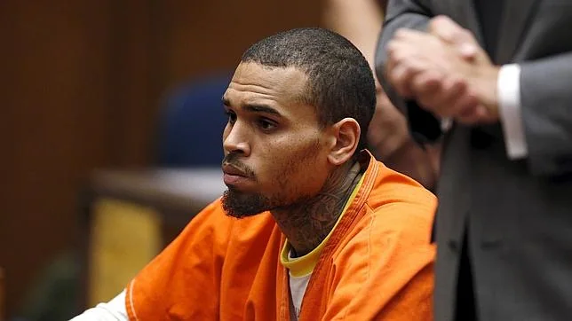 El cantante Chris Brown en el banquillo de los acusados