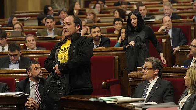 Artur Mas contempla a David Fernández e Isabel Vallet, diputados de la CUP, abandonar el hemiciclo catalán