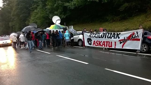 Proetarras se concentran junto a la casa  donde fueron detenidos Pla y Sorzábal