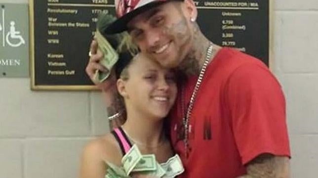 Detienen a una pareja que robó un banco y publicó una foto con el dinero en Facebook