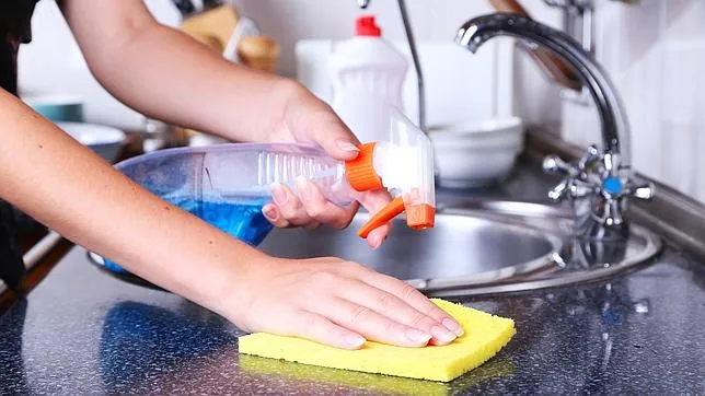 Las amas de casa usan un cepillo para limpiar el baño para