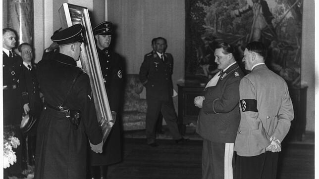Göring y Hitler miran una obra requisada por los nazis