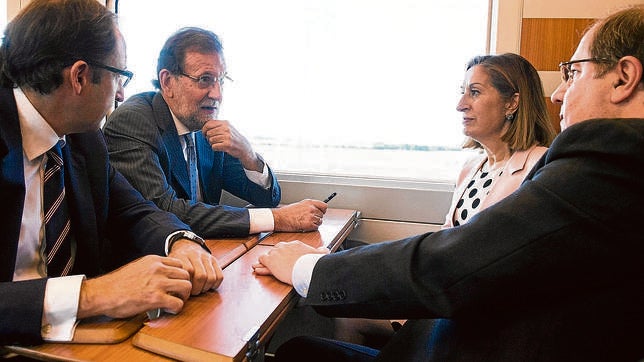 Mariano Rajoy, Ana Pastor y Juan Vicente Herrera, ayer durante la inauguración del AVE a Palencia y León