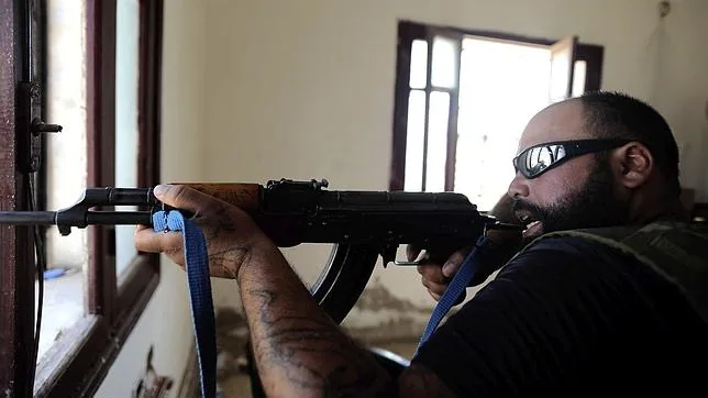 Un guardia rebelde sirio vigila desde una antigua base militar en el poblado de Sicco