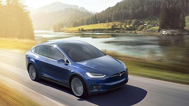 Fotografía facilitada por Tesla Motors que muestra un prototipo del nuevo Tesla X