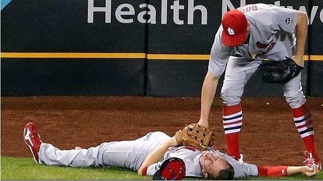 Brutal choque entre dos compañeros de un equipo de béisbol