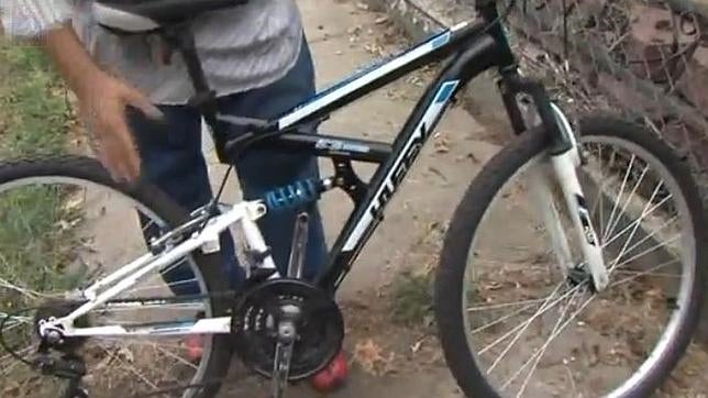 Un hombre que caminaba 5 horas al día para llegar al trabajo llora al recibir una bicicleta de la Policía