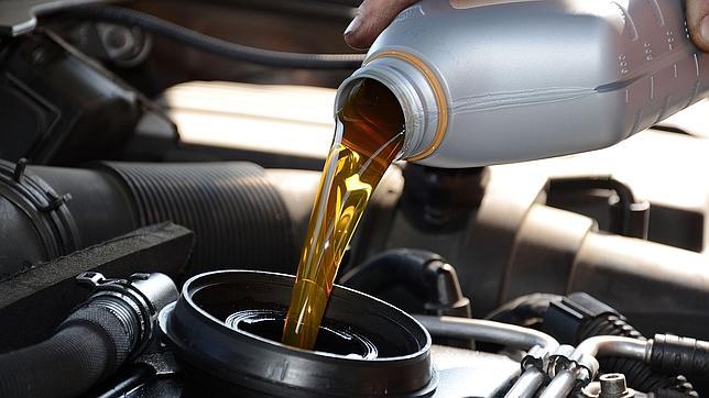 Añadir aceite de calidad conforme a la especificación del fabricante del coche y cambiarlo a tiempo es esencial