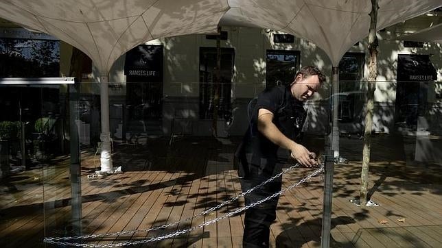 Encadenados frente a la Puerta de Alcalá por salvar su terraza