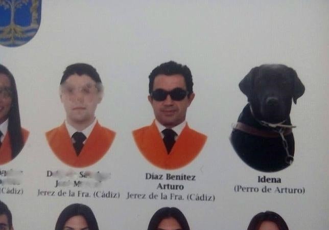 El perro guía que se «coló» en la foto de graduación de la Universidad de Cádiz