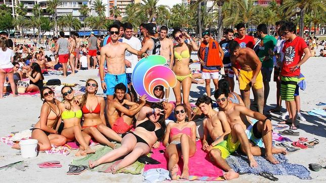 Jóvenes toman el sol en una playa de Mallorca