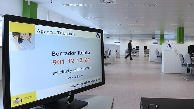 Interior de la oficina habilitada en la sede de la Agencia Estatal de Administración Tributaria en Castilla y León