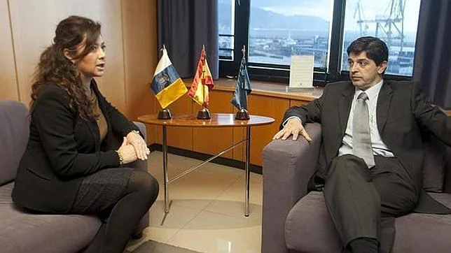 La presidenta de la ZEC, Beatriz Barrera, con el exconsejero de Economía y Hacienda Javier González