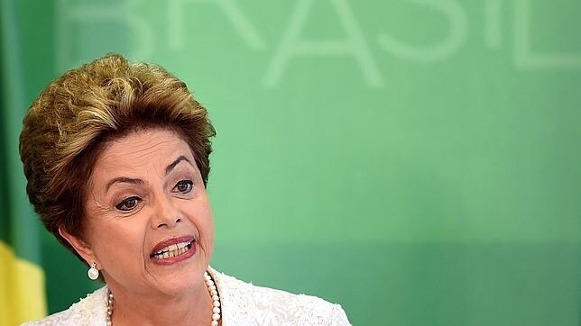Dilma Rousseff se baja el sueldo y suprime ocho ministerios