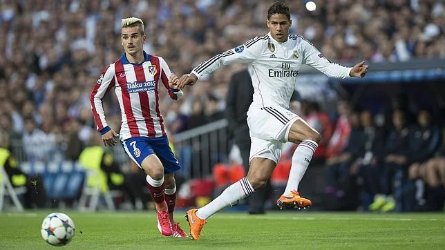Griezmann y Varane, en el duelo de Champions en el Bernabéu (1-0 para el Madrid)