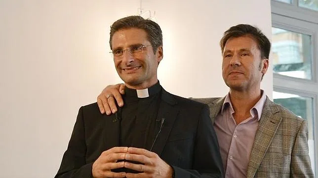 El sacerdote Krysztof Charamsa ofreció este sábado una rueda de prensa junto Edouard, su pareja