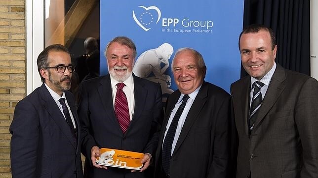 Mayor Oreja (segundo por la izquierda), tras recibir el premio, junto al presidente del EIN Paulo Rangel (izda), el presidente del PPE, Joseph Daul (segundo por la derecha) y el presidente del Grupo Parlamentario de PPE Manfred Weber (dcha)