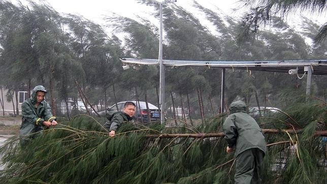 Al menos 11 muertos y 223 heridos por el paso del tifón Mujigae en China