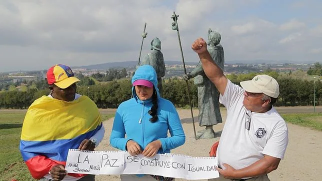 De izquierda a derecha, Pablo Enrique Ramos, Jenny Paola Vargas y Juan Sofonías Ágreda, en el Monte do Gozo, en el Camino de Santiago