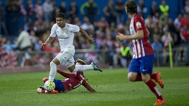 Casemiro, superando a Girezmann durante el derbi