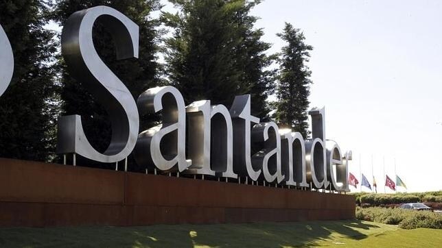 El emblema del Banco Santander, a la entrada de la ciudad financiera en Boadilla del Monte