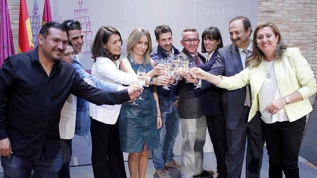 La alcaldesa de Toledo, Milagros Tolón, brinda con los hosteleros toledanos tras conocer la noticia