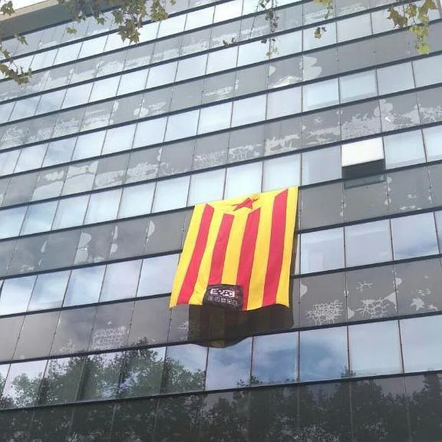 La Universidad de Valencia exhibe una bandera independentista catalana