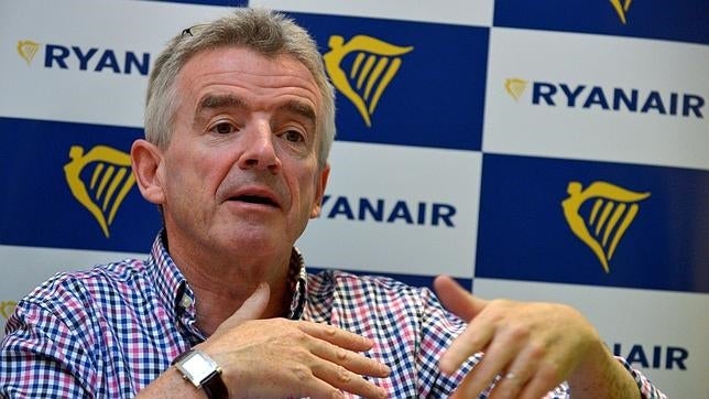 Michael O'Leary (Ryanair), auxiliar de vuelo por un día