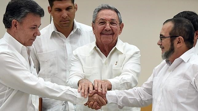 El presidente Santos y Timoshenko, líder de las FARC, cierran el acuerdo marco para la firmar la paz en seis meses