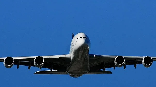 Imagen de un Airbus 380 realizando un trayecto de prueba