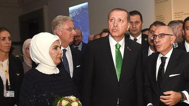 Erdogan (centro) y su esposa, este martes en Bruselas