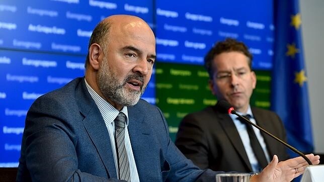 El comisario europeo de Economía, Pierre Moscovici (i) y el presidente del Eurogrupo, Jeroen Dijsselbloem