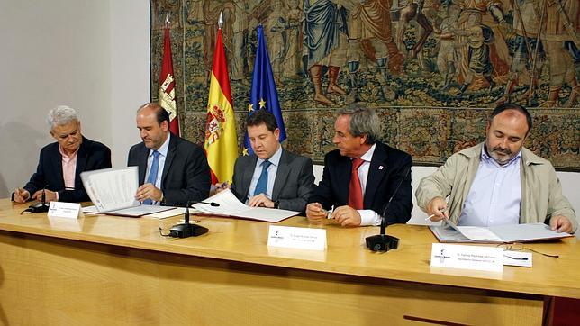 Page firma un pacto con el objetivo de reducir a la mitad el desempleo