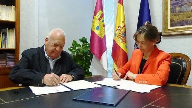 Dionisio Muñoz durante la firma el apsado año de la colaboración entre Recópolis y Diputación