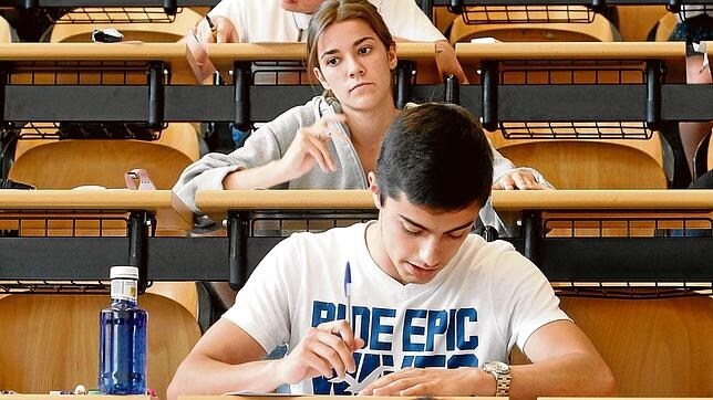 Alumnos de la Universidad Complutense realizan un examen